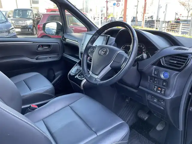 トヨタ エスクァイア ハイブリッド Gi ブラックテーラード 兵庫県 2016(平28)年 12.6万km スパークリングブラックパールクリスタルシャイン (株)IDOMが運営する【じしゃロン西宮店】の自社ローン対象車両になります。こちらは現金ご利用時の価格です。/自社ローンご希望の方は別途その旨お申付け下さい。/＊ETC/＊バックカメラ/＊パワステ/＊パワーウィンドウ/＊クルーズコントロールあり/＊純正10インチナビ/＊ドラレコあり/＊レザーシート/＊シートヒーター/＊エアシート/＊両側パワステ/＊横滑り防止装置/＊レーンキープアシスト/＊オートライト/＊衝突被害軽減システム