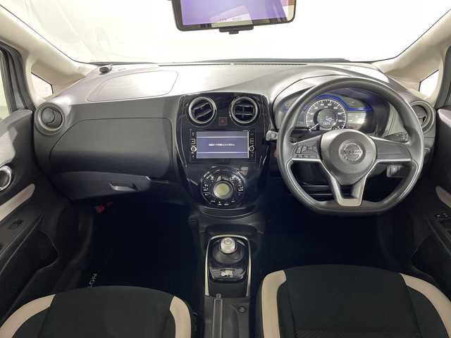 日産 ノート e－パワー X 沖縄県 2016(平28)年 5.6万km ブリリアントシルバー 県外仕入れ　/禁煙車　/純正ナビ[MM316D-W]/（フルセグＴＶ　ＣＤ　ＤＶＤ　Ｂｌｕｅｔｏｏｔｈ）　/アラウンドビューモニター　/デジタルインナーミラー　/前後ドライブレコーダー　/エマージェンシーブレーキ　/車線逸脱警報機能/横滑り防止装置/ETC/スマートキー/ステアリングスイッチ