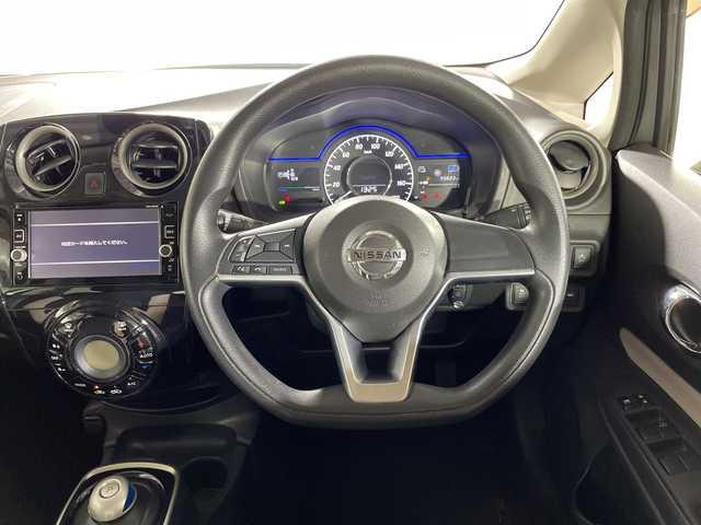 日産 ノート e－パワー X 沖縄県 2016(平28)年 5.6万km ブリリアントシルバー 県外仕入れ　/禁煙車　/純正ナビ[MM316D-W]/（フルセグＴＶ　ＣＤ　ＤＶＤ　Ｂｌｕｅｔｏｏｔｈ）　/アラウンドビューモニター　/デジタルインナーミラー　/前後ドライブレコーダー　/エマージェンシーブレーキ　/車線逸脱警報機能/横滑り防止装置/ETC/スマートキー/ステアリングスイッチ