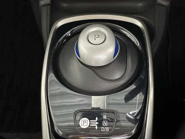 日産 ノート e－パワー X 沖縄県 2016(平28)年 5.6万km ブリリアントシルバー 県外仕入れ　/禁煙車　/純正ナビ[MM316D-W]/（フルセグＴＶ　ＣＤ　ＤＶＤ　Ｂｌｕｅｔｏｏｔｈ）　/アラウンドビューモニター　/デジタルインナーミラー　/前後ドライブレコーダー　/エマージェンシーブレーキ　/車線逸脱警報機能/横滑り防止装置/ETC/スマートキー/ステアリングスイッチ