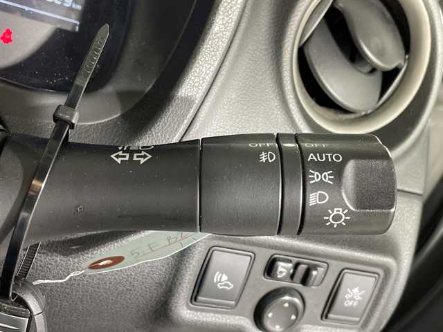 日産 ノート e－パワー X 沖縄県 2016(平28)年 5.6万km ブリリアントシルバー 県外仕入れ　/禁煙車　/純正ナビ[MM316D-W]/（フルセグＴＶ　ＣＤ　ＤＶＤ　Ｂｌｕｅｔｏｏｔｈ）　/アラウンドビューモニター　/デジタルインナーミラー　/前後ドライブレコーダー　/エマージェンシーブレーキ　/車線逸脱警報機能/横滑り防止装置/ETC/スマートキー/ステアリングスイッチ