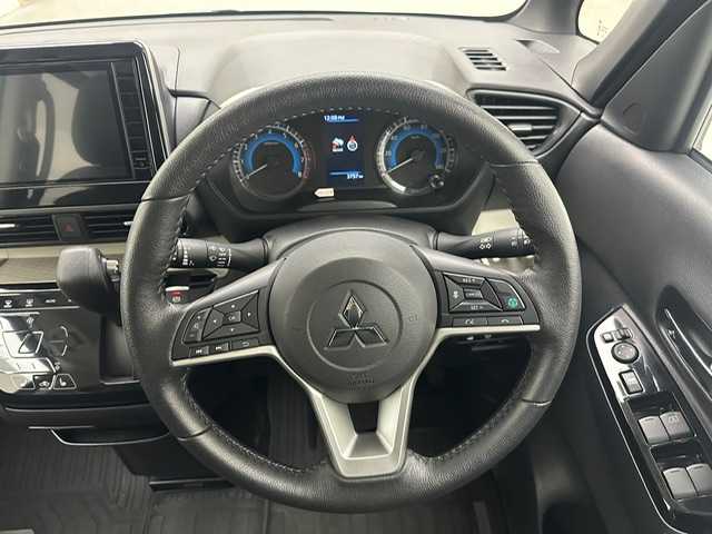 三菱 デリカミニ G プレミアム 兵庫県 2024(令6)年 0.4万km グレー 純正9インチメモリナビ　（MM223D-LM）/（FM/AM、BT、フルセグ）/両側パワースライドドア/マイパイロット/純正ドライブレコーダー/電動格納ミラー/ウィンカーミラー/デジタルインナーミラー/ステアリングヒーター/ハーフレザー/シートヒーター（D/N席）/ルーフレール/電動パーキング/オートブレーキホールド/ACC/LKA/FCM/LDW/踏み間違い防止/オートライト/LEDヘッドライト/LEDフォグランプ/純正フロアマット/プッシュスタート/スマートキー/純正15インチAW