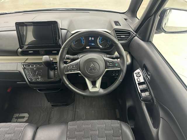 三菱 デリカミニ G プレミアム 兵庫県 2024(令6)年 0.4万km グレー 純正9インチメモリナビ　（MM223D-LM）/（FM/AM、BT、フルセグ）/両側パワースライドドア/マイパイロット/純正ドライブレコーダー/電動格納ミラー/ウィンカーミラー/デジタルインナーミラー/ステアリングヒーター/ハーフレザー/シートヒーター（D/N席）/ルーフレール/電動パーキング/オートブレーキホールド/ACC/LKA/FCM/LDW/踏み間違い防止/オートライト/LEDヘッドライト/LEDフォグランプ/純正フロアマット/プッシュスタート/スマートキー/純正15インチAW