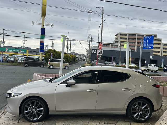 マツダ マツダ３ファストバック XD プロアクティブ ツーリングS 静岡県 2022(令4)年 1.7万km プラチナクォーツメタリック 純正ナビ/・FM/・AM/・フルセグTV/・USB/・CD/・DVD/・メモリーオーディオ/・HDMI/主要装備/・ＥＴＣ/・全方位カメラ/・レーダークルコン/・運転席＋助手席シートヒーター/・パドルシフト/・ハンドルヒーター/・サイドカーテンエアバッグ/・運転席パワーシート/・横滑り防止装置/・アイドリングストップ/・LEDヘッドライト/・オートハイビーム