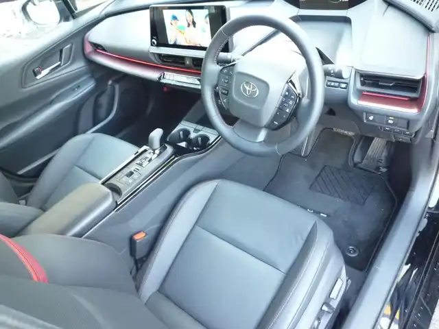 トヨタ プリウス Z 和歌山県 2023(令5)年 0.7万km アティチュードブラックマイカ ワンオーナー/プラグインハイブリッド/純正ディスプレイオーディオ/　BT/TV/AM/FM/USB/Toyota Safety Sense/ ・プリクラッシュセーフティー/ ・レーンディパーチャーアラート/ ・パーキングサポートブレーキ/ ・レーダークルーズコントロール/ ・ブラインドスポットモニタ/全方位カメラ/純正ドライブレコーダー/ビルトインETC【2.0】/前席シートヒーター/前席シートクーラー/LEDヘッドライト/オートライト/オートマチックハイビーム/スペアキー×1/革巻きハンドル/純正19インチアルミ/新車時保証書/ユーザーガイド（取扱説明書はWEBにて）
