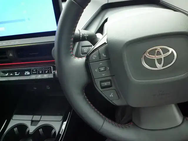 トヨタ プリウス Z 和歌山県 2023(令5)年 0.7万km アティチュードブラックマイカ ワンオーナー/プラグインハイブリッド/純正ディスプレイオーディオ/　BT/TV/AM/FM/USB/Toyota Safety Sense/ ・プリクラッシュセーフティー/ ・レーンディパーチャーアラート/ ・パーキングサポートブレーキ/ ・レーダークルーズコントロール/ ・ブラインドスポットモニタ/全方位カメラ/純正ドライブレコーダー/ビルトインETC【2.0】/前席シートヒーター/前席シートクーラー/LEDヘッドライト/オートライト/オートマチックハイビーム/スペアキー×1/革巻きハンドル/純正19インチアルミ/新車時保証書/ユーザーガイド（取扱説明書はWEBにて）