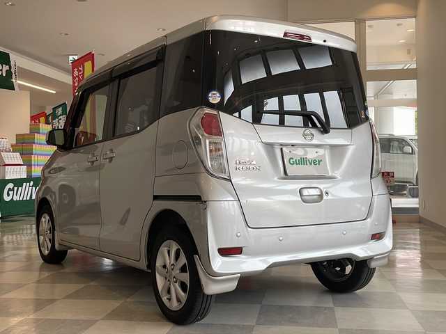 日産 デイズ ルークス X Vセレクション 福井県 2019(平31)年 0.6万km スターリングシルバーM 純正7インチSDナビ/フルセグＴＶ/アラウンドビューモニター/ETC/前後ドライブレコーダー/両側パワースライドドア/純正14インチAW/衝突軽減ブレーキ/盗難防止装置/ステアリングスイッチ/スマートキー/プッシュスタート/純正フロアマット/アイドリングストップ/横滑り防止機能/電動格納ミラー/純正ドアバイザー/取扱説明書（車両＆ナビ）/スマートスペアキー