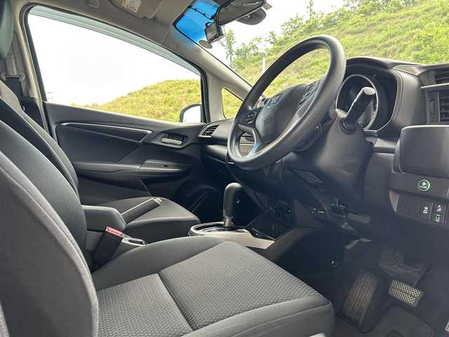ホンダ フィット 13G L ホンダセンシング 福島県 2018(平30)年 8.3万km プラチナホワイトパール 登録時走行距離：８３/０７５ｋｍ/ワンオーナー/純正SDナビ/（FM/AM/CD/DVD/BT接続）/ETC/クルーズコントロール/電格ミラー/LEDヘッドライト/フォグランプ/純正フロアマット/社外AW/横滑り防止装置/衝突被害軽減ブレーキ/保証書/取扱説明書