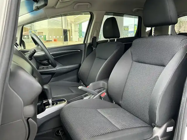 ホンダ フィット 13G L ホンダセンシング 福島県 2018(平30)年 8.3万km プラチナホワイトパール 登録時走行距離：８３/０７５ｋｍ/ワンオーナー/純正SDナビ/（FM/AM/CD/DVD/BT接続）/ETC/クルーズコントロール/電格ミラー/LEDヘッドライト/フォグランプ/純正フロアマット/社外AW/横滑り防止装置/衝突被害軽減ブレーキ/保証書/取扱説明書