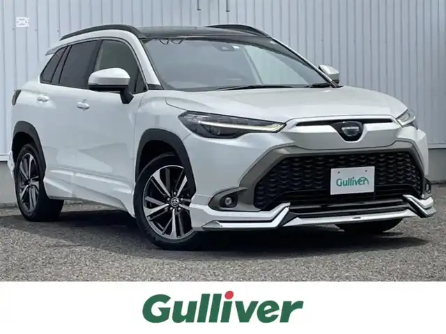 トヨタ カローラ クロス ハイブリッド Z 熊本県 2023(令5)年 3.3万km プラチナホワイトパールマイカ 純正ディスプレ吉フルセグTV/・ナビキット/・全方位カメラ/モデリスタエアロ/パノラマルーフ/トヨタセーフティセンス/・プリクラッシュセーフティ/・レーントレーシングアシスト/・ブラインドスポットモニター/・クリアランスソナー/・パーキングサポートブレーキ/・ロードサインアシスト/・オートマチックハイビーム/レーダークルーズコントロール/革巻きステアリング/・ステアリングリモコン/・ステアリングヒーター/ハーフレザーシート/・Ｄ／Ｎシートヒーター/・D席パワーシート/パワーバックドア/ビルトインＥＴＣ２．０/オートライト/LEDヘッドライト/フォグランプ/ヘッドライトレベライザー/電動パーキング/オートホールド/スマートキー/スペアキー/プッシュスタート