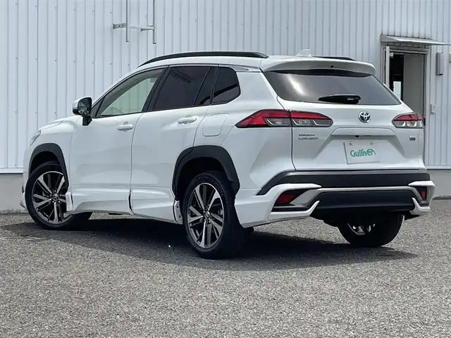 トヨタ カローラ クロス ハイブリッド Z 熊本県 2023(令5)年 3.3万km プラチナホワイトパールマイカ 純正ディスプレ吉フルセグTV/・ナビキット/・全方位カメラ/モデリスタエアロ/パノラマルーフ/トヨタセーフティセンス/・プリクラッシュセーフティ/・レーントレーシングアシスト/・ブラインドスポットモニター/・クリアランスソナー/・パーキングサポートブレーキ/・ロードサインアシスト/・オートマチックハイビーム/レーダークルーズコントロール/革巻きステアリング/・ステアリングリモコン/・ステアリングヒーター/ハーフレザーシート/・Ｄ／Ｎシートヒーター/・D席パワーシート/パワーバックドア/ビルトインＥＴＣ２．０/オートライト/LEDヘッドライト/フォグランプ/ヘッドライトレベライザー/電動パーキング/オートホールド/スマートキー/スペアキー/プッシュスタート