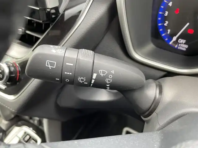 トヨタ カローラ クロス ハイブリッド Z 熊本県 2023(令5)年 3.3万km プラチナホワイトパールマイカ 純正ディスプレ吉フルセグTV/・ナビキット/・全方位カメラ/モデリスタエアロ/パノラマルーフ/トヨタセーフティセンス/・プリクラッシュセーフティ/・レーントレーシングアシスト/・ブラインドスポットモニター/・クリアランスソナー/・パーキングサポートブレーキ/・ロードサインアシスト/・オートマチックハイビーム/レーダークルーズコントロール/革巻きステアリング/・ステアリングリモコン/・ステアリングヒーター/ハーフレザーシート/・Ｄ／Ｎシートヒーター/・D席パワーシート/パワーバックドア/ビルトインＥＴＣ２．０/オートライト/LEDヘッドライト/フォグランプ/ヘッドライトレベライザー/電動パーキング/オートホールド/スマートキー/スペアキー/プッシュスタート