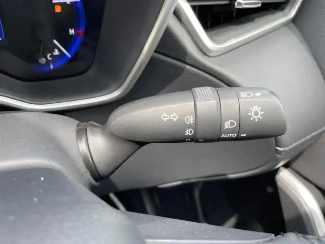 トヨタ カローラ クロス ハイブリッド Z 熊本県 2023(令5)年 3.3万km プラチナホワイトパールマイカ 純正ディスプレ吉フルセグTV/・ナビキット/・全方位カメラ/モデリスタエアロ/パノラマルーフ/トヨタセーフティセンス/・プリクラッシュセーフティ/・レーントレーシングアシスト/・ブラインドスポットモニター/・クリアランスソナー/・パーキングサポートブレーキ/・ロードサインアシスト/・オートマチックハイビーム/レーダークルーズコントロール/革巻きステアリング/・ステアリングリモコン/・ステアリングヒーター/ハーフレザーシート/・Ｄ／Ｎシートヒーター/・D席パワーシート/パワーバックドア/ビルトインＥＴＣ２．０/オートライト/LEDヘッドライト/フォグランプ/ヘッドライトレベライザー/電動パーキング/オートホールド/スマートキー/スペアキー/プッシュスタート