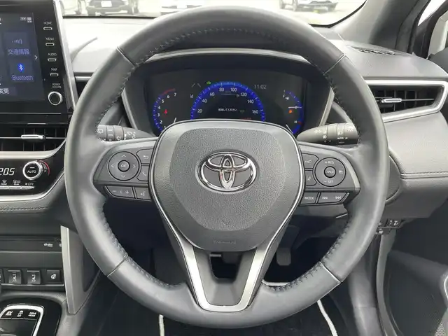 トヨタ カローラ クロス ハイブリッド Z 熊本県 2023(令5)年 3.3万km プラチナホワイトパールマイカ 純正ディスプレ吉フルセグTV/・ナビキット/・全方位カメラ/モデリスタエアロ/パノラマルーフ/トヨタセーフティセンス/・プリクラッシュセーフティ/・レーントレーシングアシスト/・ブラインドスポットモニター/・クリアランスソナー/・パーキングサポートブレーキ/・ロードサインアシスト/・オートマチックハイビーム/レーダークルーズコントロール/革巻きステアリング/・ステアリングリモコン/・ステアリングヒーター/ハーフレザーシート/・Ｄ／Ｎシートヒーター/・D席パワーシート/パワーバックドア/ビルトインＥＴＣ２．０/オートライト/LEDヘッドライト/フォグランプ/ヘッドライトレベライザー/電動パーキング/オートホールド/スマートキー/スペアキー/プッシュスタート