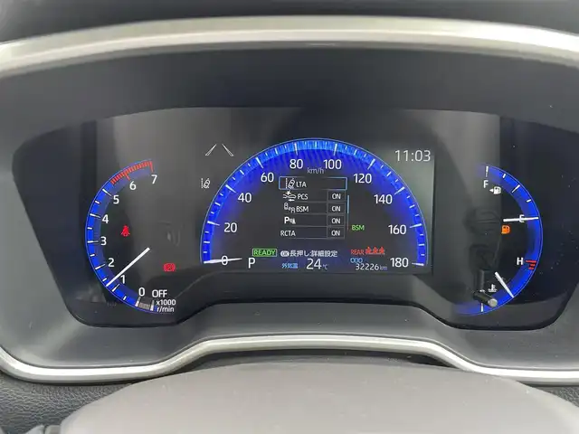 トヨタ カローラ クロス ハイブリッド Z 熊本県 2023(令5)年 3.3万km プラチナホワイトパールマイカ 純正ディスプレ吉フルセグTV/・ナビキット/・全方位カメラ/モデリスタエアロ/パノラマルーフ/トヨタセーフティセンス/・プリクラッシュセーフティ/・レーントレーシングアシスト/・ブラインドスポットモニター/・クリアランスソナー/・パーキングサポートブレーキ/・ロードサインアシスト/・オートマチックハイビーム/レーダークルーズコントロール/革巻きステアリング/・ステアリングリモコン/・ステアリングヒーター/ハーフレザーシート/・Ｄ／Ｎシートヒーター/・D席パワーシート/パワーバックドア/ビルトインＥＴＣ２．０/オートライト/LEDヘッドライト/フォグランプ/ヘッドライトレベライザー/電動パーキング/オートホールド/スマートキー/スペアキー/プッシュスタート