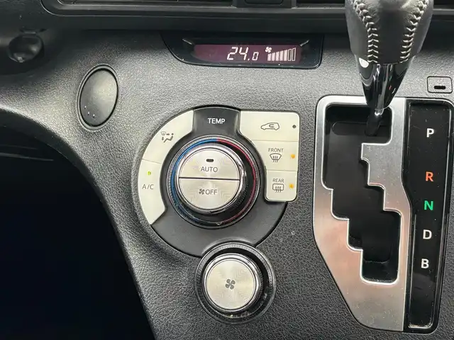 トヨタ シエンタ ハイブリッド G 宮城県 2016(平28)年 6万km ホワイトパールクリスタルシャイン シートヒーター/＝＝＝/純正ナビ（NSZT-W64T）/・CD/DVD/・Bluetooth/・フルセグTV/バックカメラ/ビルトインETC/ドライブレコーダー/両側パワースライドドア/革巻きステアリング/ステアリングスイッチ/電動格納ミラー/社外15インチAW/純正フロアマット/純正ドアバイザー/Wエアバッグ