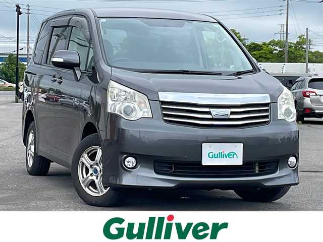 トヨタ ノア X 道央・札幌 2011(平23)年 12.5万km グレーメタリック ４WD/ワンオーナー/寒冷地仕様/純正ディーラーOPナビ/CD/SD/AUX/ワンセグ/バックカメラ/ビルトインETC/ドライブレコーダー/ECOMODE/ワイパーデアイサー/センターデフロック/片側パワースライドドア/MTモード付AT/リモコンキー/ハロゲンヘッドライト/フォグランプ/ヘッドライトレベライザー/電動格納ミラー/ウィンカーミラー/純正フロアマット/ドアバイザー/スペアキー/純正エンジンスターター