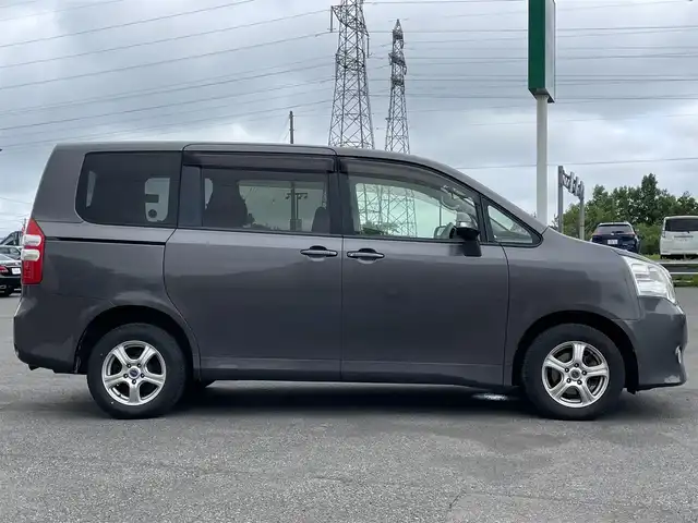トヨタ ノア X 道央・札幌 2011(平23)年 12.5万km グレーメタリック ４WD/ワンオーナー/寒冷地仕様/純正ディーラーOPナビ/CD/SD/AUX/ワンセグ/バックカメラ/ビルトインETC/ドライブレコーダー/ECOMODE/ワイパーデアイサー/センターデフロック/片側パワースライドドア/MTモード付AT/リモコンキー/ハロゲンヘッドライト/フォグランプ/ヘッドライトレベライザー/電動格納ミラー/ウィンカーミラー/純正フロアマット/ドアバイザー/スペアキー/純正エンジンスターター