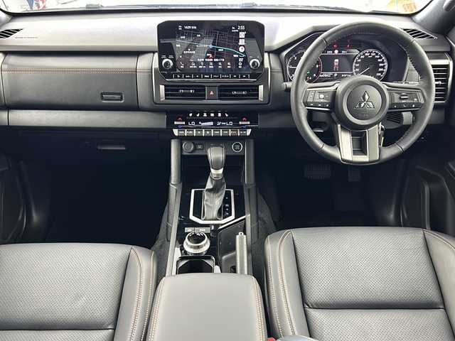 三菱 トライトン GSR 岐阜県 2024(令6)年 0.6万km ガンＭ 純正ナビ9インチナビゲーション/AM/FM/TV/USB1/USB2/Bluetooth /Apple CarPlay/AndoroidAuto/革巻きステアリング/ステアリングヒーター/レザーシート/シートヒーター（D/N席）/パワーシート（D席）/LEDヘッドライト（光軸調整機構付）/電動格納式ヒーテッドドアミラー/ルーフレール/7インチカラー液晶メーター/左右独立温度コントロール式フルオートエアコン］/スーパーセレクト4WD-II/アクティブヨーコントロール［AYC］/アクティブスタビリティ＆トラクションコントロール［ASTC］/アクティブLSD（ブレーキ制御タイプ）/トレーラースタビリティアシスト［TSA］/e-Assist（運転支援機能)/衝突被害軽減ブレーキシステム［FCM］（歩行者・自転車運転者検知付）/踏み間違い衝突防止アシスト［EAPM］/車線逸脱警報システム［LDW］＆車線逸脱防止支援機能［LDP］/後側方車両検知警報システム（レーンチェンジアシスト機能付）［BSW/LCA］/標識認識システム［TSR］オートマチックハイビーム［AHB］/後退時交差車両検知警報システム［RCTA］/レーダークルーズコントロールシステム［ACC］/ふらつき警報［DAA］