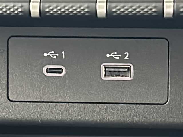 三菱 トライトン GSR 岐阜県 2024(令6)年 0.6万km ガンＭ 純正ナビ9インチナビゲーション/AM/FM/TV/USB1/USB2/Bluetooth /Apple CarPlay/AndoroidAuto/革巻きステアリング/ステアリングヒーター/レザーシート/シートヒーター（D/N席）/パワーシート（D席）/LEDヘッドライト（光軸調整機構付）/電動格納式ヒーテッドドアミラー/ルーフレール/7インチカラー液晶メーター/左右独立温度コントロール式フルオートエアコン］/スーパーセレクト4WD-II/アクティブヨーコントロール［AYC］/アクティブスタビリティ＆トラクションコントロール［ASTC］/アクティブLSD（ブレーキ制御タイプ）/トレーラースタビリティアシスト［TSA］/e-Assist（運転支援機能)/衝突被害軽減ブレーキシステム［FCM］（歩行者・自転車運転者検知付）/踏み間違い衝突防止アシスト［EAPM］/車線逸脱警報システム［LDW］＆車線逸脱防止支援機能［LDP］/後側方車両検知警報システム（レーンチェンジアシスト機能付）［BSW/LCA］/標識認識システム［TSR］オートマチックハイビーム［AHB］/後退時交差車両検知警報システム［RCTA］/レーダークルーズコントロールシステム［ACC］/ふらつき警報［DAA］