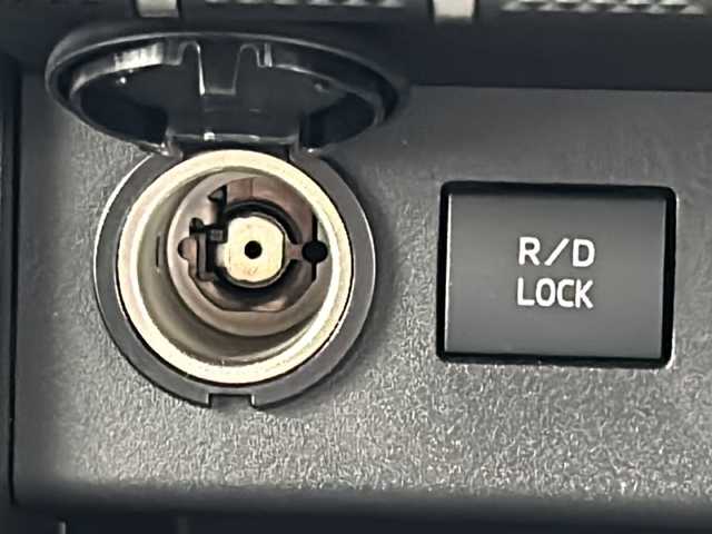 三菱 トライトン GSR 岐阜県 2024(令6)年 0.6万km ガンＭ 純正ナビ9インチナビゲーション/AM/FM/TV/USB1/USB2/Bluetooth /Apple CarPlay/AndoroidAuto/革巻きステアリング/ステアリングヒーター/レザーシート/シートヒーター（D/N席）/パワーシート（D席）/LEDヘッドライト（光軸調整機構付）/電動格納式ヒーテッドドアミラー/ルーフレール/7インチカラー液晶メーター/左右独立温度コントロール式フルオートエアコン］/スーパーセレクト4WD-II/アクティブヨーコントロール［AYC］/アクティブスタビリティ＆トラクションコントロール［ASTC］/アクティブLSD（ブレーキ制御タイプ）/トレーラースタビリティアシスト［TSA］/e-Assist（運転支援機能)/衝突被害軽減ブレーキシステム［FCM］（歩行者・自転車運転者検知付）/踏み間違い衝突防止アシスト［EAPM］/車線逸脱警報システム［LDW］＆車線逸脱防止支援機能［LDP］/後側方車両検知警報システム（レーンチェンジアシスト機能付）［BSW/LCA］/標識認識システム［TSR］オートマチックハイビーム［AHB］/後退時交差車両検知警報システム［RCTA］/レーダークルーズコントロールシステム［ACC］/ふらつき警報［DAA］