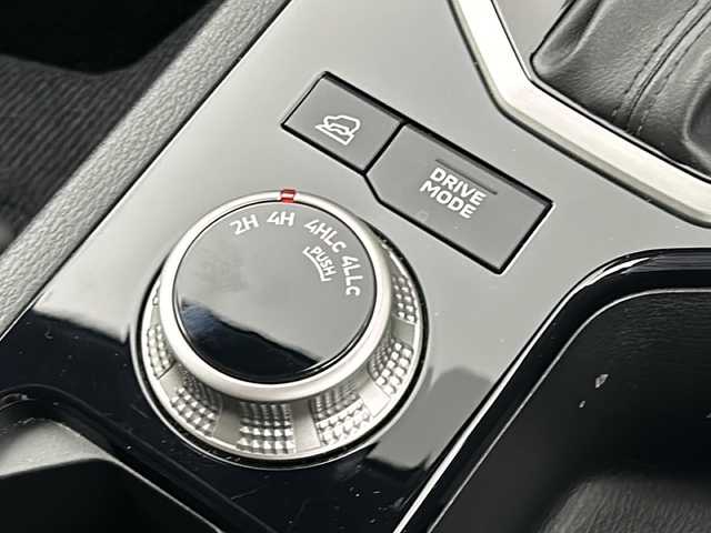 三菱 トライトン GSR 岐阜県 2024(令6)年 0.6万km ガンＭ 純正ナビ9インチナビゲーション/AM/FM/TV/USB1/USB2/Bluetooth /Apple CarPlay/AndoroidAuto/革巻きステアリング/ステアリングヒーター/レザーシート/シートヒーター（D/N席）/パワーシート（D席）/LEDヘッドライト（光軸調整機構付）/電動格納式ヒーテッドドアミラー/ルーフレール/7インチカラー液晶メーター/左右独立温度コントロール式フルオートエアコン］/スーパーセレクト4WD-II/アクティブヨーコントロール［AYC］/アクティブスタビリティ＆トラクションコントロール［ASTC］/アクティブLSD（ブレーキ制御タイプ）/トレーラースタビリティアシスト［TSA］/e-Assist（運転支援機能)/衝突被害軽減ブレーキシステム［FCM］（歩行者・自転車運転者検知付）/踏み間違い衝突防止アシスト［EAPM］/車線逸脱警報システム［LDW］＆車線逸脱防止支援機能［LDP］/後側方車両検知警報システム（レーンチェンジアシスト機能付）［BSW/LCA］/標識認識システム［TSR］オートマチックハイビーム［AHB］/後退時交差車両検知警報システム［RCTA］/レーダークルーズコントロールシステム［ACC］/ふらつき警報［DAA］