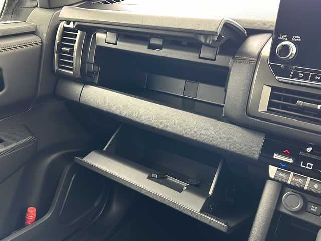 三菱 トライトン GSR 岐阜県 2024(令6)年 0.6万km ガンＭ 純正ナビ9インチナビゲーション/AM/FM/TV/USB1/USB2/Bluetooth /Apple CarPlay/AndoroidAuto/革巻きステアリング/ステアリングヒーター/レザーシート/シートヒーター（D/N席）/パワーシート（D席）/LEDヘッドライト（光軸調整機構付）/電動格納式ヒーテッドドアミラー/ルーフレール/7インチカラー液晶メーター/左右独立温度コントロール式フルオートエアコン］/スーパーセレクト4WD-II/アクティブヨーコントロール［AYC］/アクティブスタビリティ＆トラクションコントロール［ASTC］/アクティブLSD（ブレーキ制御タイプ）/トレーラースタビリティアシスト［TSA］/e-Assist（運転支援機能)/衝突被害軽減ブレーキシステム［FCM］（歩行者・自転車運転者検知付）/踏み間違い衝突防止アシスト［EAPM］/車線逸脱警報システム［LDW］＆車線逸脱防止支援機能［LDP］/後側方車両検知警報システム（レーンチェンジアシスト機能付）［BSW/LCA］/標識認識システム［TSR］オートマチックハイビーム［AHB］/後退時交差車両検知警報システム［RCTA］/レーダークルーズコントロールシステム［ACC］/ふらつき警報［DAA］