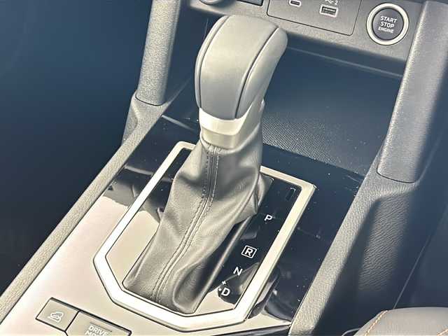 三菱 トライトン GSR 岐阜県 2024(令6)年 0.6万km ガンＭ 純正ナビ9インチナビゲーション/AM/FM/TV/USB1/USB2/Bluetooth /Apple CarPlay/AndoroidAuto/革巻きステアリング/ステアリングヒーター/レザーシート/シートヒーター（D/N席）/パワーシート（D席）/LEDヘッドライト（光軸調整機構付）/電動格納式ヒーテッドドアミラー/ルーフレール/7インチカラー液晶メーター/左右独立温度コントロール式フルオートエアコン］/スーパーセレクト4WD-II/アクティブヨーコントロール［AYC］/アクティブスタビリティ＆トラクションコントロール［ASTC］/アクティブLSD（ブレーキ制御タイプ）/トレーラースタビリティアシスト［TSA］/e-Assist（運転支援機能)/衝突被害軽減ブレーキシステム［FCM］（歩行者・自転車運転者検知付）/踏み間違い衝突防止アシスト［EAPM］/車線逸脱警報システム［LDW］＆車線逸脱防止支援機能［LDP］/後側方車両検知警報システム（レーンチェンジアシスト機能付）［BSW/LCA］/標識認識システム［TSR］オートマチックハイビーム［AHB］/後退時交差車両検知警報システム［RCTA］/レーダークルーズコントロールシステム［ACC］/ふらつき警報［DAA］