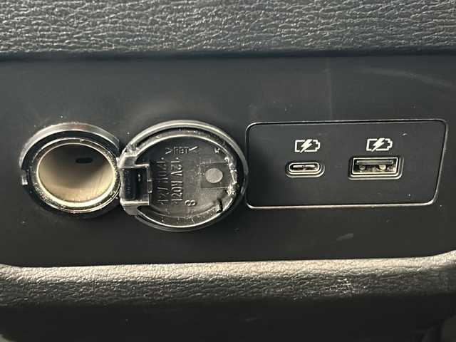 三菱 トライトン GSR 岐阜県 2024(令6)年 0.6万km ガンＭ 純正ナビ9インチナビゲーション/AM/FM/TV/USB1/USB2/Bluetooth /Apple CarPlay/AndoroidAuto/革巻きステアリング/ステアリングヒーター/レザーシート/シートヒーター（D/N席）/パワーシート（D席）/LEDヘッドライト（光軸調整機構付）/電動格納式ヒーテッドドアミラー/ルーフレール/7インチカラー液晶メーター/左右独立温度コントロール式フルオートエアコン］/スーパーセレクト4WD-II/アクティブヨーコントロール［AYC］/アクティブスタビリティ＆トラクションコントロール［ASTC］/アクティブLSD（ブレーキ制御タイプ）/トレーラースタビリティアシスト［TSA］/e-Assist（運転支援機能)/衝突被害軽減ブレーキシステム［FCM］（歩行者・自転車運転者検知付）/踏み間違い衝突防止アシスト［EAPM］/車線逸脱警報システム［LDW］＆車線逸脱防止支援機能［LDP］/後側方車両検知警報システム（レーンチェンジアシスト機能付）［BSW/LCA］/標識認識システム［TSR］オートマチックハイビーム［AHB］/後退時交差車両検知警報システム［RCTA］/レーダークルーズコントロールシステム［ACC］/ふらつき警報［DAA］