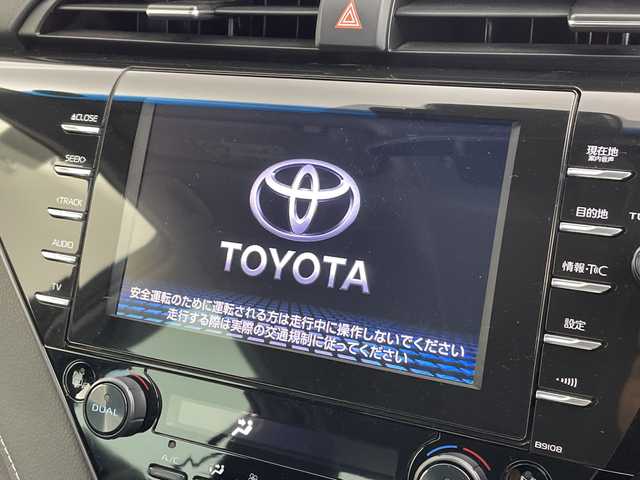 トヨタ カムリ WSレザーパッケージ 新潟県 2019(平31)年 4.2万km プラチナホワイトパールマイカ 純正SDナビ/　DVD/CD/Bluetooth/FM/AM/フルセグTV/トヨタセーフティセンス/・プリクラッシュセーフティ/・レーダークルーズコントロール/・レーントレーシングアシスト/・オートマチックハイビーム/・ロードサインアシスト/リアクロストラフィックアラート/前後コーナーセンサー/ヘッドアップディスプレイ/ブラインドスポットモニター/電動リアゲート/前席シートヒーター/前席パワーシート/レザーシート/LEDヘッドライト/オートライトハイビーム/レザーステアリング/ステアリングスイッチ