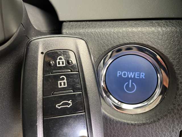 トヨタ カムリ WSレザーパッケージ 新潟県 2019(平31)年 4.2万km プラチナホワイトパールマイカ 純正SDナビ/　DVD/CD/Bluetooth/FM/AM/フルセグTV/トヨタセーフティセンス/・プリクラッシュセーフティ/・レーダークルーズコントロール/・レーントレーシングアシスト/・オートマチックハイビーム/・ロードサインアシスト/リアクロストラフィックアラート/前後コーナーセンサー/ヘッドアップディスプレイ/ブラインドスポットモニター/電動リアゲート/前席シートヒーター/前席パワーシート/レザーシート/LEDヘッドライト/オートライトハイビーム/レザーステアリング/ステアリングスイッチ