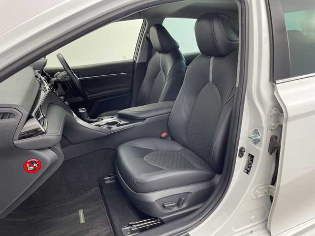 トヨタ カムリ WSレザーパッケージ 新潟県 2019(平31)年 4.2万km プラチナホワイトパールマイカ 純正SDナビ/　DVD/CD/Bluetooth/FM/AM/フルセグTV/トヨタセーフティセンス/・プリクラッシュセーフティ/・レーダークルーズコントロール/・レーントレーシングアシスト/・オートマチックハイビーム/・ロードサインアシスト/リアクロストラフィックアラート/前後コーナーセンサー/ヘッドアップディスプレイ/ブラインドスポットモニター/電動リアゲート/前席シートヒーター/前席パワーシート/レザーシート/LEDヘッドライト/オートライトハイビーム/レザーステアリング/ステアリングスイッチ