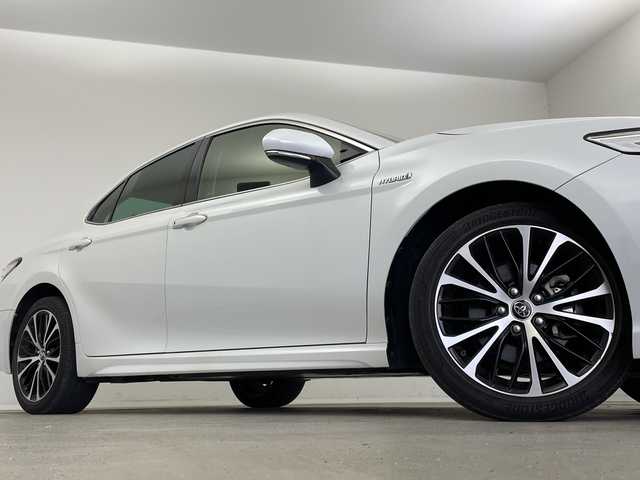 トヨタ カムリ WSレザーパッケージ 新潟県 2019(平31)年 4.2万km プラチナホワイトパールマイカ 純正SDナビ/　DVD/CD/Bluetooth/FM/AM/フルセグTV/トヨタセーフティセンス/・プリクラッシュセーフティ/・レーダークルーズコントロール/・レーントレーシングアシスト/・オートマチックハイビーム/・ロードサインアシスト/リアクロストラフィックアラート/前後コーナーセンサー/ヘッドアップディスプレイ/ブラインドスポットモニター/電動リアゲート/前席シートヒーター/前席パワーシート/レザーシート/LEDヘッドライト/オートライトハイビーム/レザーステアリング/ステアリングスイッチ