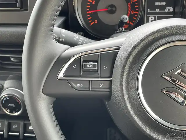 スズキ ジムニー XC 東京都 2025(令7)年 0.1万km ジャングルグリーン 社外メモリナビ＆フルセグ/・BluetoothAudio　/・CD/SD/DVD/AM/FM/ＬＥＤヘッドランプ　/クルーズコントロール　/セーフティサポート　/・デュアルカメラブレーキサポート　/・誤発進抑制機能　/・車線逸脱警報　/・ふらつき警報　/・先行車発進お知らせ機能　/・アイドリングストップ/純正フロアマット/プッシュエンジンスタート/スマートキー/電動格納ミラー/Wエアバック＆ABS/保証書＆取説