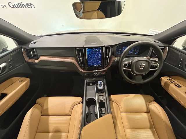 ボルボ ボルボ ＸＣ６０ アルティメット B5 AWD 熊本県 2023(令5)年 1.2万km ぺブルグレー ・スマートキー/・プッシュスタート/・パノラマサンルーフ/・Pilot Assist/・レーンキープエイド/・ロードサインインフォメーション/・前車発進通知/・衝突回避/・パークアシスト/・ブラインドスポットモニター/・ドライバーアラート/・クロストラフィックアシスト/・レーンアシスト/・アクティブハイビーム/・クルーズコントロール(追従式)/・茶革シート/・前席パワーシート/・全席シートヒーター /・前席エアシート /・純正メモリナビ/　【Bluetooth・USB・AppleCarPlay・AndroidAuto】/・全方位カメラ/・ETC/・ワイヤレス充電/・パワーバクドア/・LEDヘッドランプ/・LEDフォグランプ/・純正マット