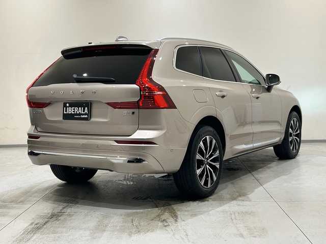 ボルボ ボルボ ＸＣ６０ アルティメット B5 AWD 熊本県 2023(令5)年 1.2万km ぺブルグレー ・スマートキー/・プッシュスタート/・パノラマサンルーフ/・Pilot Assist/・レーンキープエイド/・ロードサインインフォメーション/・前車発進通知/・衝突回避/・パークアシスト/・ブラインドスポットモニター/・ドライバーアラート/・クロストラフィックアシスト/・レーンアシスト/・アクティブハイビーム/・クルーズコントロール(追従式)/・茶革シート/・前席パワーシート/・全席シートヒーター /・前席エアシート /・純正メモリナビ/　【Bluetooth・USB・AppleCarPlay・AndroidAuto】/・全方位カメラ/・ETC/・ワイヤレス充電/・パワーバクドア/・LEDヘッドランプ/・LEDフォグランプ/・純正マット