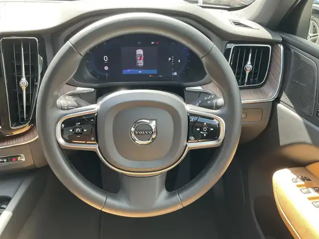ボルボ ボルボ ＸＣ６０ アルティメット B5 AWD 熊本県 2023(令5)年 1.2万km ぺブルグレー ・スマートキー/・プッシュスタート/・パノラマサンルーフ/・Pilot Assist/・レーンキープエイド/・ロードサインインフォメーション/・前車発進通知/・衝突回避/・パークアシスト/・ブラインドスポットモニター/・ドライバーアラート/・クロストラフィックアシスト/・レーンアシスト/・アクティブハイビーム/・クルーズコントロール(追従式)/・茶革シート/・前席パワーシート/・全席シートヒーター /・前席エアシート /・純正メモリナビ/　【Bluetooth・USB・AppleCarPlay・AndroidAuto】/・全方位カメラ/・ETC/・ワイヤレス充電/・パワーバクドア/・LEDヘッドランプ/・LEDフォグランプ/・純正マット