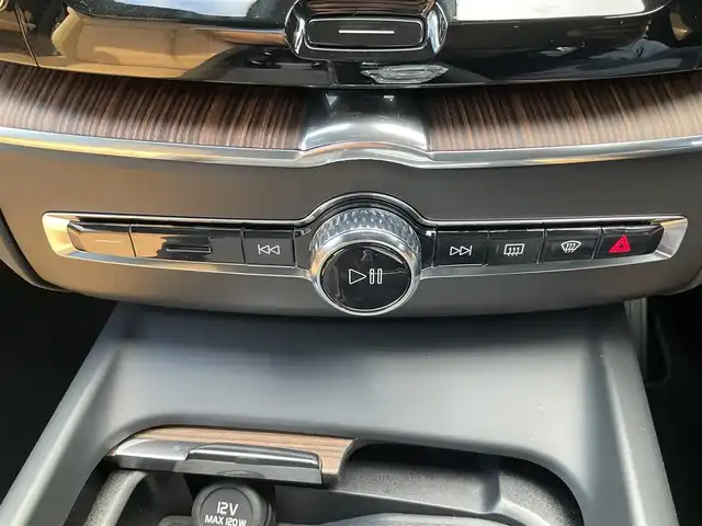ボルボ ボルボ ＸＣ６０ アルティメット B5 AWD 熊本県 2023(令5)年 1.2万km ぺブルグレー ・スマートキー/・プッシュスタート/・パノラマサンルーフ/・Pilot Assist/・レーンキープエイド/・ロードサインインフォメーション/・前車発進通知/・衝突回避/・パークアシスト/・ブラインドスポットモニター/・ドライバーアラート/・クロストラフィックアシスト/・レーンアシスト/・アクティブハイビーム/・クルーズコントロール(追従式)/・茶革シート/・前席パワーシート/・全席シートヒーター /・前席エアシート /・純正メモリナビ/　【Bluetooth・USB・AppleCarPlay・AndroidAuto】/・全方位カメラ/・ETC/・ワイヤレス充電/・パワーバクドア/・LEDヘッドランプ/・LEDフォグランプ/・純正マット