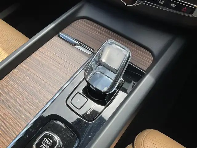 ボルボ ボルボ ＸＣ６０ アルティメット B5 AWD 熊本県 2023(令5)年 1.2万km ぺブルグレー ・スマートキー/・プッシュスタート/・パノラマサンルーフ/・Pilot Assist/・レーンキープエイド/・ロードサインインフォメーション/・前車発進通知/・衝突回避/・パークアシスト/・ブラインドスポットモニター/・ドライバーアラート/・クロストラフィックアシスト/・レーンアシスト/・アクティブハイビーム/・クルーズコントロール(追従式)/・茶革シート/・前席パワーシート/・全席シートヒーター /・前席エアシート /・純正メモリナビ/　【Bluetooth・USB・AppleCarPlay・AndroidAuto】/・全方位カメラ/・ETC/・ワイヤレス充電/・パワーバクドア/・LEDヘッドランプ/・LEDフォグランプ/・純正マット