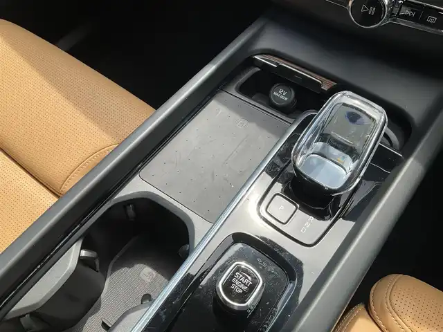ボルボ ボルボ ＸＣ６０ アルティメット B5 AWD 熊本県 2023(令5)年 1.2万km ぺブルグレー ・スマートキー/・プッシュスタート/・パノラマサンルーフ/・Pilot Assist/・レーンキープエイド/・ロードサインインフォメーション/・前車発進通知/・衝突回避/・パークアシスト/・ブラインドスポットモニター/・ドライバーアラート/・クロストラフィックアシスト/・レーンアシスト/・アクティブハイビーム/・クルーズコントロール(追従式)/・茶革シート/・前席パワーシート/・全席シートヒーター /・前席エアシート /・純正メモリナビ/　【Bluetooth・USB・AppleCarPlay・AndroidAuto】/・全方位カメラ/・ETC/・ワイヤレス充電/・パワーバクドア/・LEDヘッドランプ/・LEDフォグランプ/・純正マット