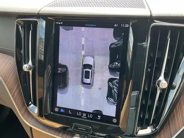ボルボ ボルボ ＸＣ６０ アルティメット B5 AWD 熊本県 2023(令5)年 1.2万km ぺブルグレー ・スマートキー/・プッシュスタート/・パノラマサンルーフ/・Pilot Assist/・レーンキープエイド/・ロードサインインフォメーション/・前車発進通知/・衝突回避/・パークアシスト/・ブラインドスポットモニター/・ドライバーアラート/・クロストラフィックアシスト/・レーンアシスト/・アクティブハイビーム/・クルーズコントロール(追従式)/・茶革シート/・前席パワーシート/・全席シートヒーター /・前席エアシート /・純正メモリナビ/　【Bluetooth・USB・AppleCarPlay・AndroidAuto】/・全方位カメラ/・ETC/・ワイヤレス充電/・パワーバクドア/・LEDヘッドランプ/・LEDフォグランプ/・純正マット