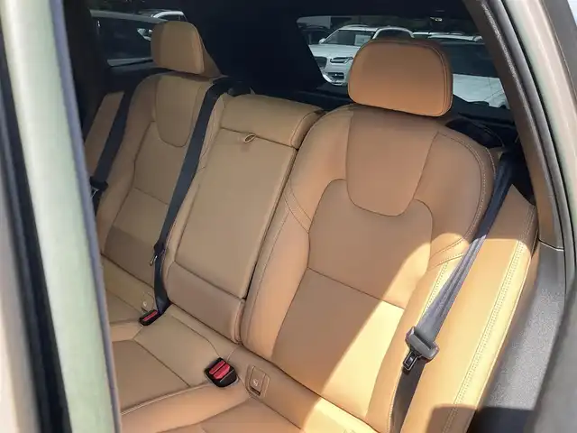 ボルボ ボルボ ＸＣ６０ アルティメット B5 AWD 熊本県 2023(令5)年 1.2万km ぺブルグレー ・スマートキー/・プッシュスタート/・パノラマサンルーフ/・Pilot Assist/・レーンキープエイド/・ロードサインインフォメーション/・前車発進通知/・衝突回避/・パークアシスト/・ブラインドスポットモニター/・ドライバーアラート/・クロストラフィックアシスト/・レーンアシスト/・アクティブハイビーム/・クルーズコントロール(追従式)/・茶革シート/・前席パワーシート/・全席シートヒーター /・前席エアシート /・純正メモリナビ/　【Bluetooth・USB・AppleCarPlay・AndroidAuto】/・全方位カメラ/・ETC/・ワイヤレス充電/・パワーバクドア/・LEDヘッドランプ/・LEDフォグランプ/・純正マット