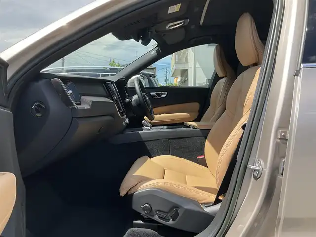 ボルボ ボルボ ＸＣ６０ アルティメット B5 AWD 熊本県 2023(令5)年 1.2万km ぺブルグレー ・スマートキー/・プッシュスタート/・パノラマサンルーフ/・Pilot Assist/・レーンキープエイド/・ロードサインインフォメーション/・前車発進通知/・衝突回避/・パークアシスト/・ブラインドスポットモニター/・ドライバーアラート/・クロストラフィックアシスト/・レーンアシスト/・アクティブハイビーム/・クルーズコントロール(追従式)/・茶革シート/・前席パワーシート/・全席シートヒーター /・前席エアシート /・純正メモリナビ/　【Bluetooth・USB・AppleCarPlay・AndroidAuto】/・全方位カメラ/・ETC/・ワイヤレス充電/・パワーバクドア/・LEDヘッドランプ/・LEDフォグランプ/・純正マット