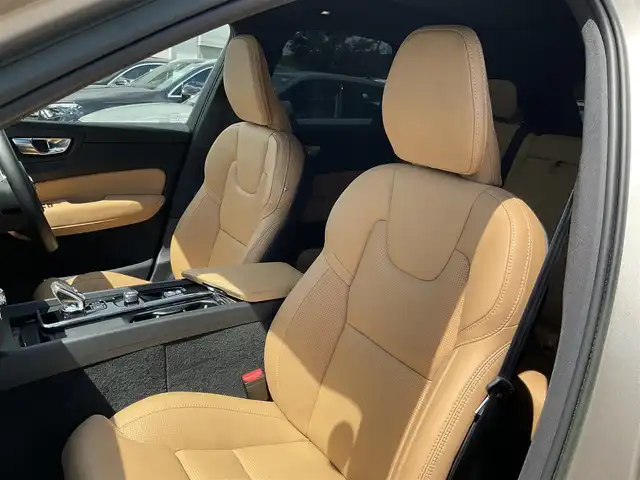 ボルボ ボルボ ＸＣ６０ アルティメット B5 AWD 熊本県 2023(令5)年 1.2万km ぺブルグレー ・スマートキー/・プッシュスタート/・パノラマサンルーフ/・Pilot Assist/・レーンキープエイド/・ロードサインインフォメーション/・前車発進通知/・衝突回避/・パークアシスト/・ブラインドスポットモニター/・ドライバーアラート/・クロストラフィックアシスト/・レーンアシスト/・アクティブハイビーム/・クルーズコントロール(追従式)/・茶革シート/・前席パワーシート/・全席シートヒーター /・前席エアシート /・純正メモリナビ/　【Bluetooth・USB・AppleCarPlay・AndroidAuto】/・全方位カメラ/・ETC/・ワイヤレス充電/・パワーバクドア/・LEDヘッドランプ/・LEDフォグランプ/・純正マット