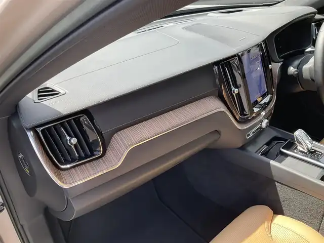 ボルボ ボルボ ＸＣ６０ アルティメット B5 AWD 熊本県 2023(令5)年 1.2万km ぺブルグレー ・スマートキー/・プッシュスタート/・パノラマサンルーフ/・Pilot Assist/・レーンキープエイド/・ロードサインインフォメーション/・前車発進通知/・衝突回避/・パークアシスト/・ブラインドスポットモニター/・ドライバーアラート/・クロストラフィックアシスト/・レーンアシスト/・アクティブハイビーム/・クルーズコントロール(追従式)/・茶革シート/・前席パワーシート/・全席シートヒーター /・前席エアシート /・純正メモリナビ/　【Bluetooth・USB・AppleCarPlay・AndroidAuto】/・全方位カメラ/・ETC/・ワイヤレス充電/・パワーバクドア/・LEDヘッドランプ/・LEDフォグランプ/・純正マット