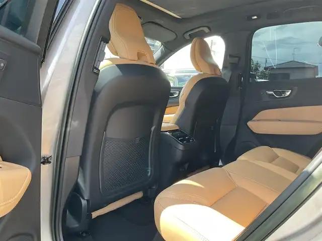 ボルボ ボルボ ＸＣ６０ アルティメット B5 AWD 熊本県 2023(令5)年 1.2万km ぺブルグレー ・スマートキー/・プッシュスタート/・パノラマサンルーフ/・Pilot Assist/・レーンキープエイド/・ロードサインインフォメーション/・前車発進通知/・衝突回避/・パークアシスト/・ブラインドスポットモニター/・ドライバーアラート/・クロストラフィックアシスト/・レーンアシスト/・アクティブハイビーム/・クルーズコントロール(追従式)/・茶革シート/・前席パワーシート/・全席シートヒーター /・前席エアシート /・純正メモリナビ/　【Bluetooth・USB・AppleCarPlay・AndroidAuto】/・全方位カメラ/・ETC/・ワイヤレス充電/・パワーバクドア/・LEDヘッドランプ/・LEDフォグランプ/・純正マット
