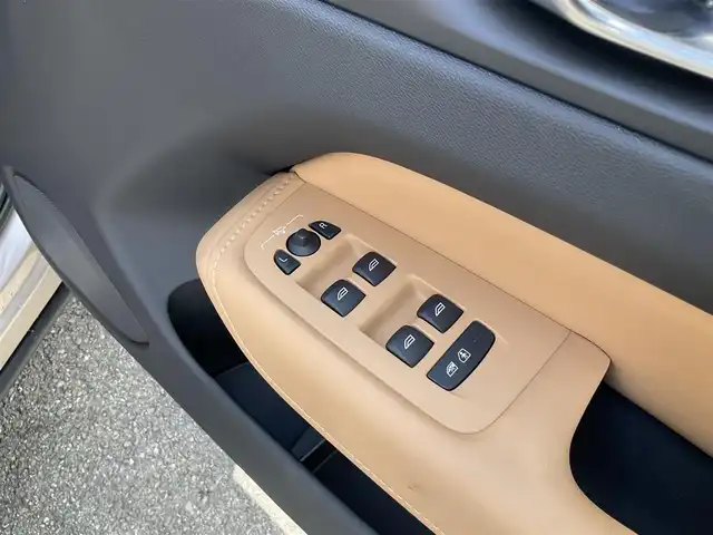 ボルボ ボルボ ＸＣ６０ アルティメット B5 AWD 熊本県 2023(令5)年 1.2万km ぺブルグレー ・スマートキー/・プッシュスタート/・パノラマサンルーフ/・Pilot Assist/・レーンキープエイド/・ロードサインインフォメーション/・前車発進通知/・衝突回避/・パークアシスト/・ブラインドスポットモニター/・ドライバーアラート/・クロストラフィックアシスト/・レーンアシスト/・アクティブハイビーム/・クルーズコントロール(追従式)/・茶革シート/・前席パワーシート/・全席シートヒーター /・前席エアシート /・純正メモリナビ/　【Bluetooth・USB・AppleCarPlay・AndroidAuto】/・全方位カメラ/・ETC/・ワイヤレス充電/・パワーバクドア/・LEDヘッドランプ/・LEDフォグランプ/・純正マット