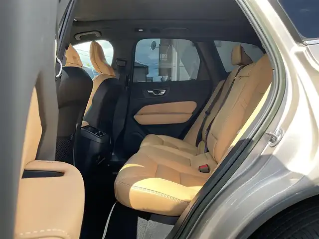 ボルボ ボルボ ＸＣ６０ アルティメット B5 AWD 熊本県 2023(令5)年 1.2万km ぺブルグレー ・スマートキー/・プッシュスタート/・パノラマサンルーフ/・Pilot Assist/・レーンキープエイド/・ロードサインインフォメーション/・前車発進通知/・衝突回避/・パークアシスト/・ブラインドスポットモニター/・ドライバーアラート/・クロストラフィックアシスト/・レーンアシスト/・アクティブハイビーム/・クルーズコントロール(追従式)/・茶革シート/・前席パワーシート/・全席シートヒーター /・前席エアシート /・純正メモリナビ/　【Bluetooth・USB・AppleCarPlay・AndroidAuto】/・全方位カメラ/・ETC/・ワイヤレス充電/・パワーバクドア/・LEDヘッドランプ/・LEDフォグランプ/・純正マット
