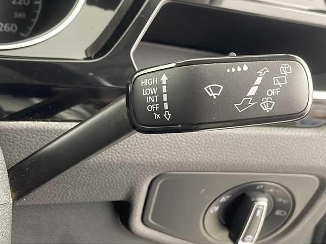 フォルクスワーゲン ゴルフ トゥーラン TDI ハイライン 埼玉県 2020(令2)年 4.4万km ピュアホワイト 純正ナビ/　AM/FM/CD/DVD/BT/フルセグTV/バックカメラ/レーダークルーズコントロール/ETC2.0/シートヒーター/電動リアゲート/ブレードホールド/電子パーキング/衝突軽減システム/レーンキープアシスト/パドルシフト/コーナーセンサー/LEDヘッドライト/フォグランプ/純正フロアマット/純正アルミホイール/ロールサンシェード
