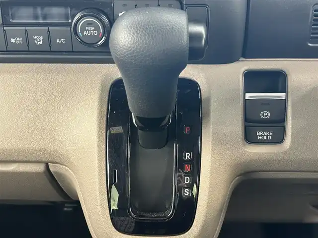 ホンダ Ｎ ＢＯＸ JOY 宮城県 2024(令6)年 0.7万km ベージュⅡ ホンダセンシング/・衝突軽減ブレーキ/・先行者発進お知らせ機能/・路外逸脱抑制機能/・標識認識機能/・渋滞追従機能付きアダプティブクルーズコントロール/・オートハイビーム/・誤発進抑制機能/・パーキングセンサーシステム/オートブレーキホールド/電子パーキング/プッシュスタート/シートヒーター（運転席/助手席）/LEDヘッドライト/オートライト